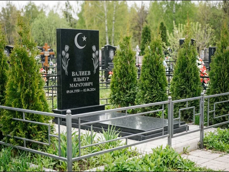 Памятник с гравировкой полумесяца — гравировка полумесяца со звездой и тюльпанами по бокам, работа «Валиев» в Волгограде