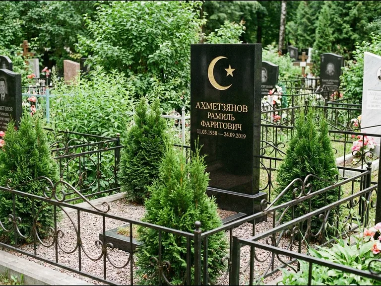 Памятник с гравировкой полумесяца — золочёная гравировка полумесяца со звездой в верхней части с, работа «Ахметзянов» в Волгограде