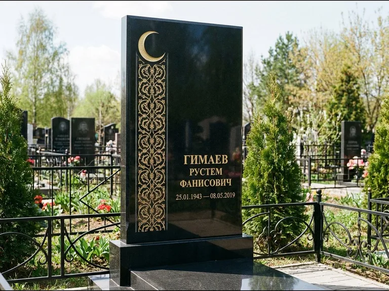 Памятник с гравировкой полумесяца — золочёный полумесяц и колонна растительного орнамента-ислими, работа «Гимаев» в Волгограде