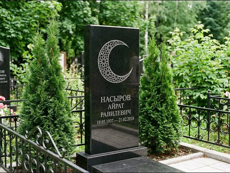 Памятник с гравировкой полумесяца — гравировка полумесяца в геометрическом орнаменте-гирихе, работа «Насыров» в Волгограде