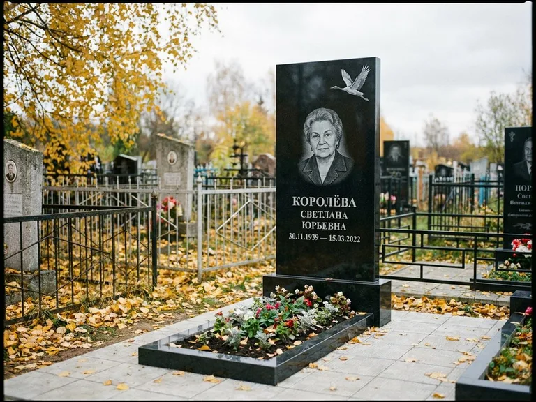 Памятник с гравировкой журавлей — белая гравировка клина журавлей, уходящего в верхний угол ст, работа «Королёва» в Волгограде