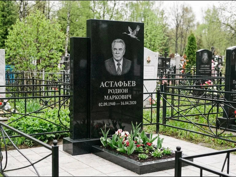 Памятник с гравировкой журавлей — гравировка одиночного летящего журавля над портретом, работа «Астафьев» в Волгограде