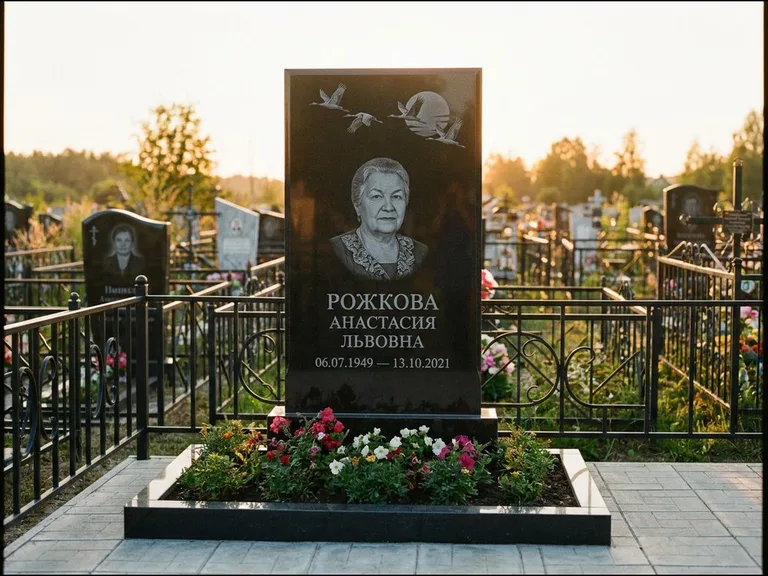 Памятник с гравировкой журавлей — гравировка клина журавлей на фоне солнечного диска, работа «Рожкова» в Волгограде