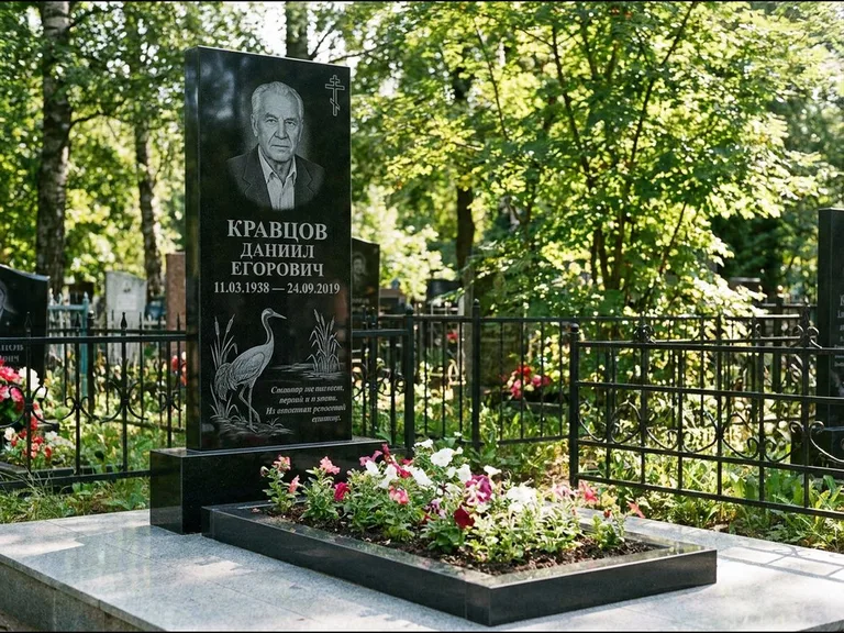 Памятник с гравировкой журавлей — гравировка журавля у камышей рядом с эпитафией, работа «Кравцов» в Волгограде