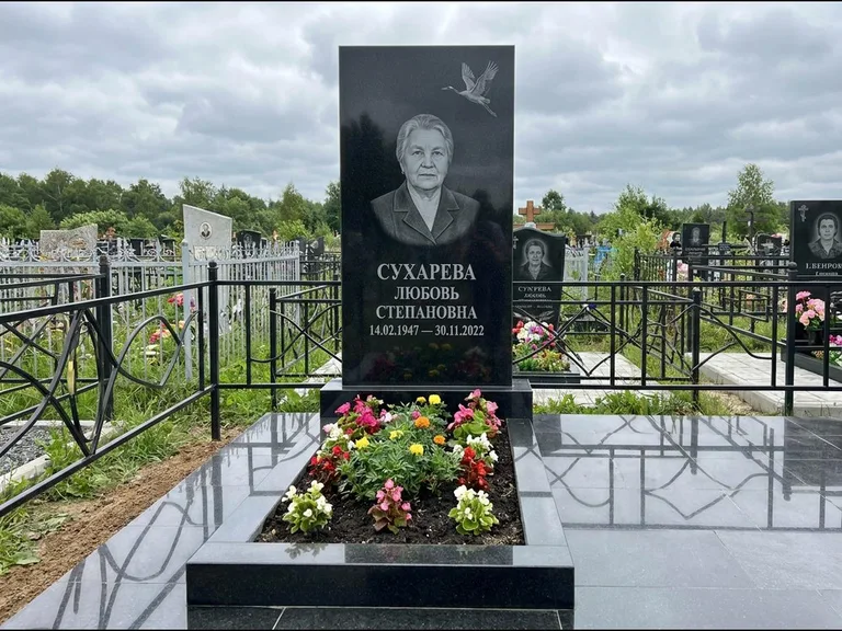 Памятник с гравировкой журавлей — гравировка одиночного летящего журавля над портретом, работа «Сухарева» в Волгограде