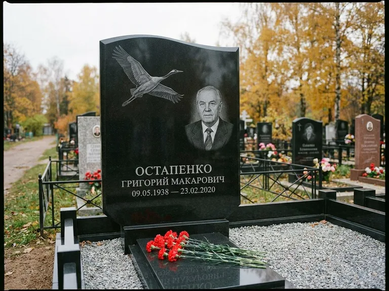Памятник с гравировкой журавлей — гравировка журавлей, работа «Остапенко» в Волгограде