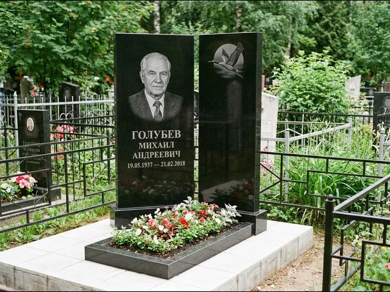 Памятник с гравировкой журавлей — гравировка клина журавлей на фоне солнечного диска, работа «Голубев» в Волгограде