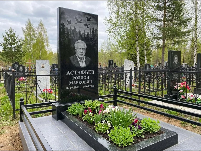 Памятник с гравировкой журавлей — гравировка силуэтов журавлей над еловым лесом, работа «Астафьев» в Волгограде