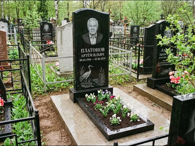 Памятник с гравировкой журавлей — гравировка журавля у камышей рядом с эпитафией, работа «Платонов» в Волгограде