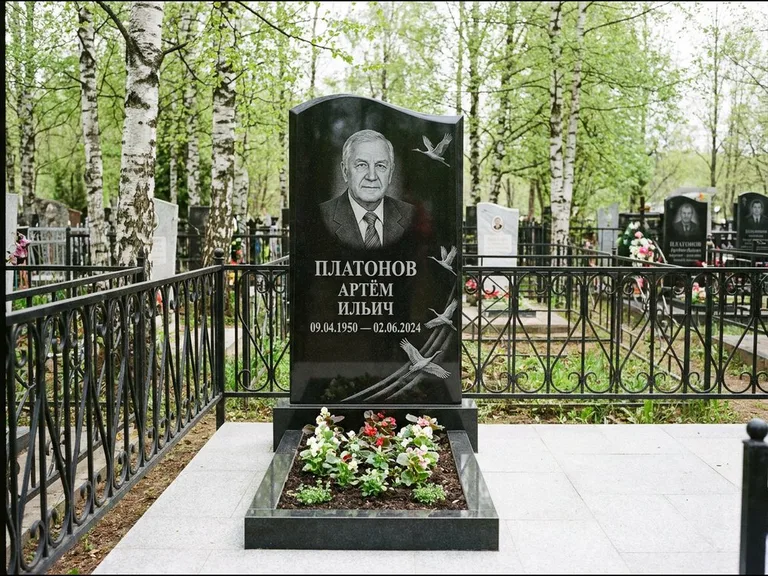 Памятник с гравировкой журавлей — гравировка трёх журавлей по диагонали через свободное поле с, работа «Платонов» в Волгограде