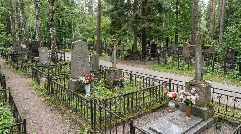 Мастер за обработкой гранитной стелы в мастерской «Мастер Каменев»