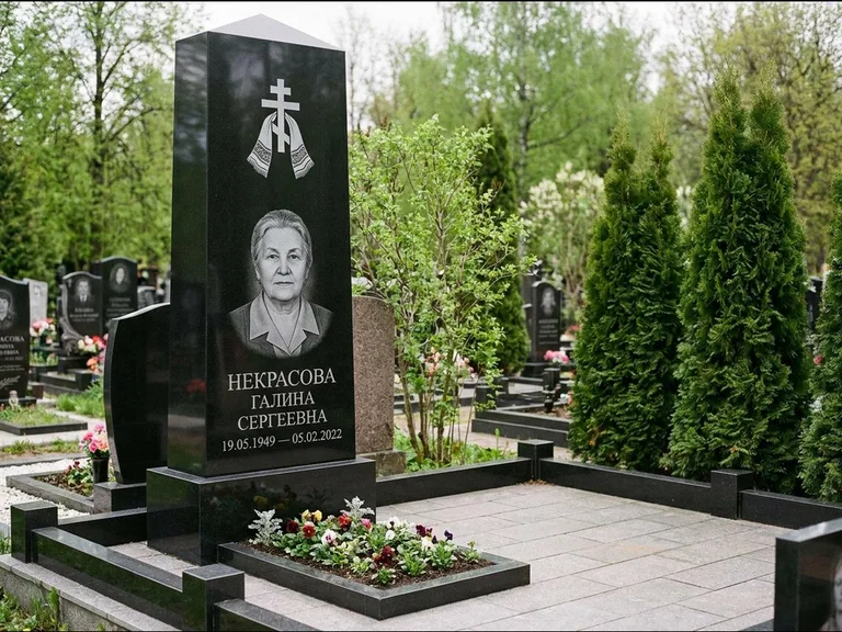 Памятник из чёрного гранита — стела-пилон с ажурным резным крестом, работа «Ерофеева» в Волгограде