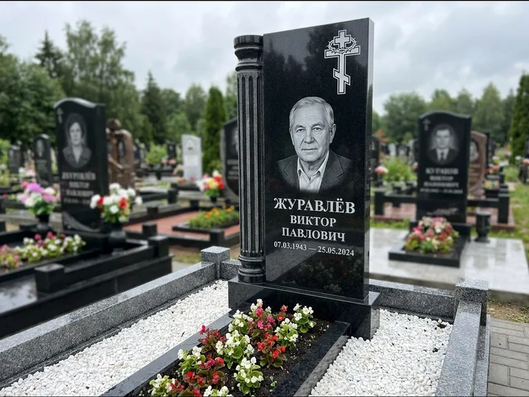 Памятник из чёрного гранита — семейный мемориал из двух стел с крестом с рушником, работа «Гущин» в Волгограде