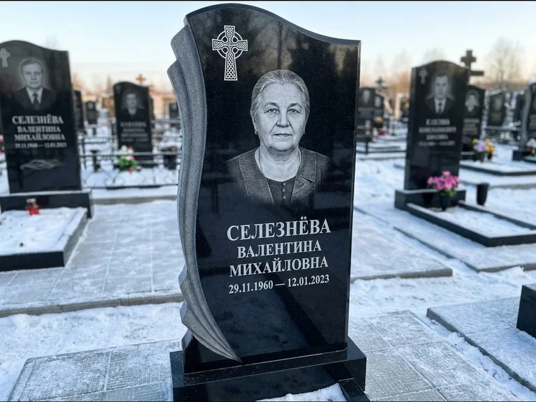 Памятник из чёрного гранита — восьмигранный обелиск с кельтским крестом, работа «Некрасова» в Волгограде