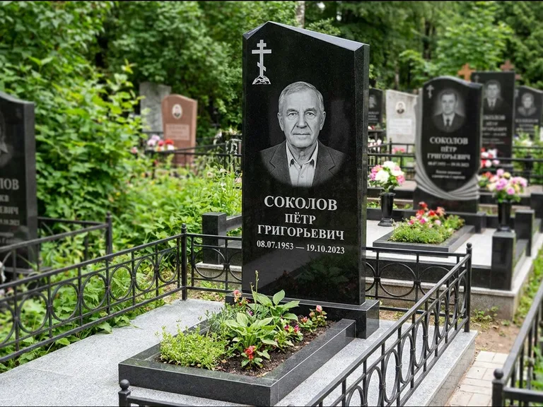 Памятник из чёрного гранита — полукруглая стела с крестом на Голгофе, работа «Журавлёв» в Волгограде