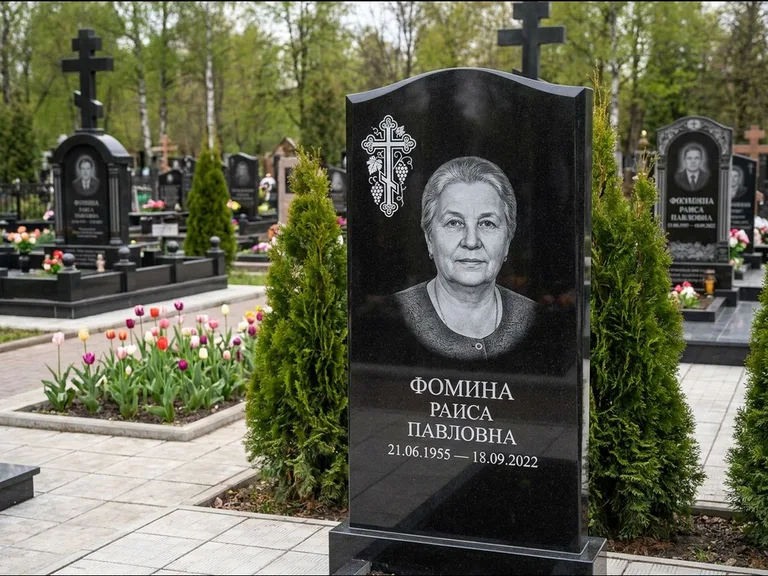 Памятник из чёрного гранита — двухцветная стела с крестом с распятием, работа «Одинцова» в Волгограде