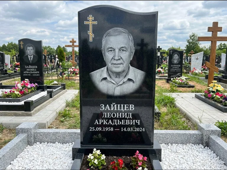 Памятник из чёрного гранита — горизонтальная семейная стела с аркой с процветшим крестом с виноградной лозой, работа «Верещагин» в Волгограде
