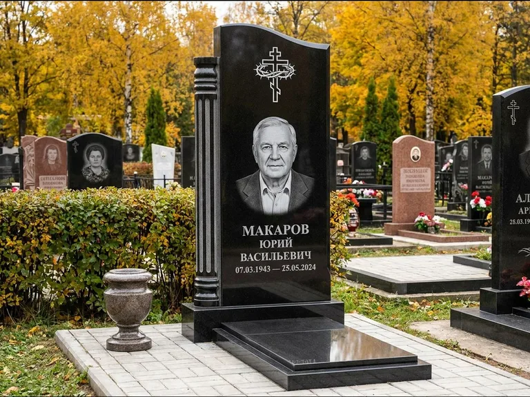 Памятник из чёрного гранита — асимметричная стела с крестом с рушником, работа «Панкратов» в Волгограде