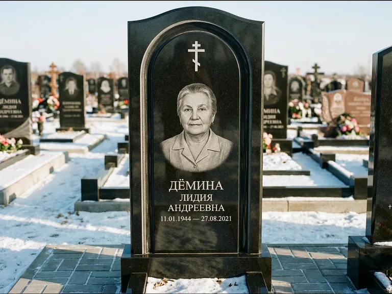 Памятник из чёрного гранита — стела-триптих с крестом с терновым венцом, работа «Ерофеева» в Волгограде