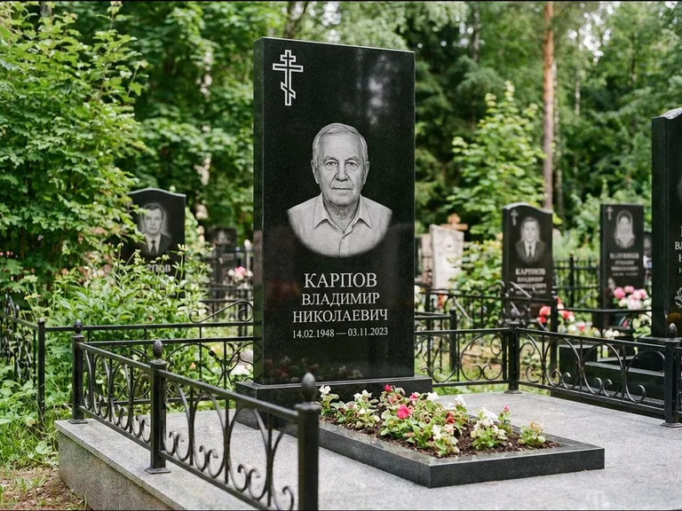 Памятник из чёрного гранита — узкая стела с ажурным крестом с православным восьмиконечным крестом, работа «Гущин» в Волгограде