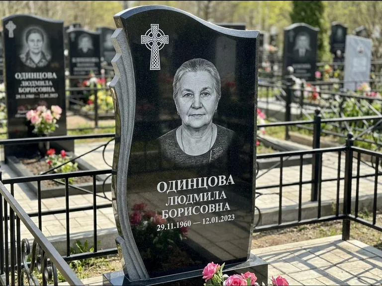 Памятник из чёрного гранита — стела с портретным овалом с кельтским крестом, работа «Савельева» в Волгограде