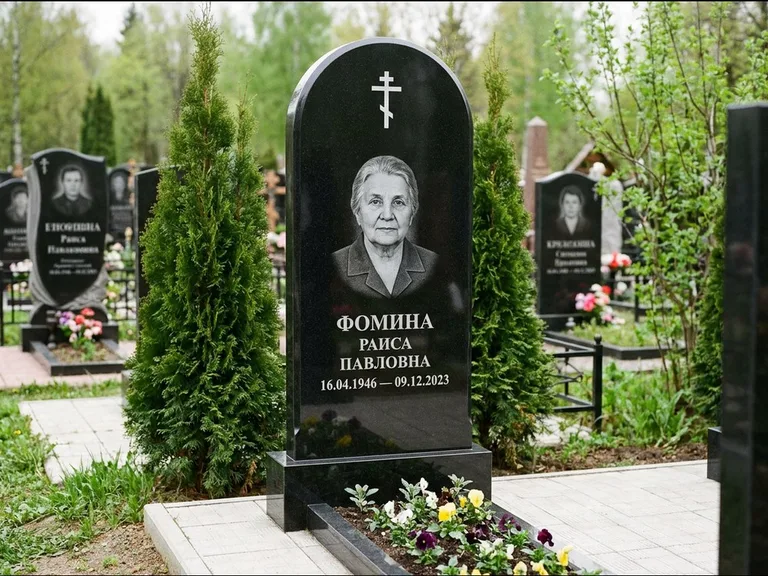 Памятник из чёрного гранита — вертикальная стела с латинским крестом, работа «Некрасова» в Волгограде