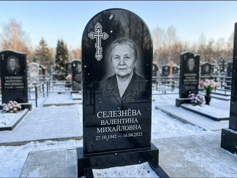 Памятник из чёрного гранита — массивная стела с крестом в лучах с крестом в лучах, работа «Одинцова» в Волгограде