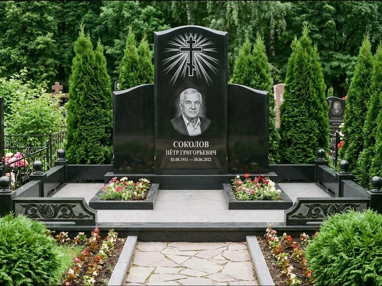 Памятник из чёрного гранита — низкая стела с крестом сбоку с золочёным крестом, работа «Верещагин» в Волгограде