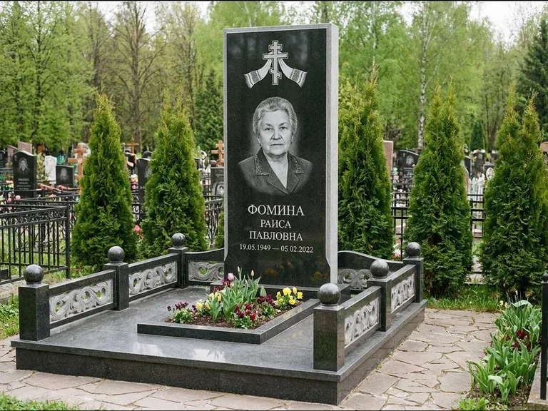 Памятник из чёрного гранита — семейный мемориал с ажурным резным крестом, работа «Мельникова» в Волгограде