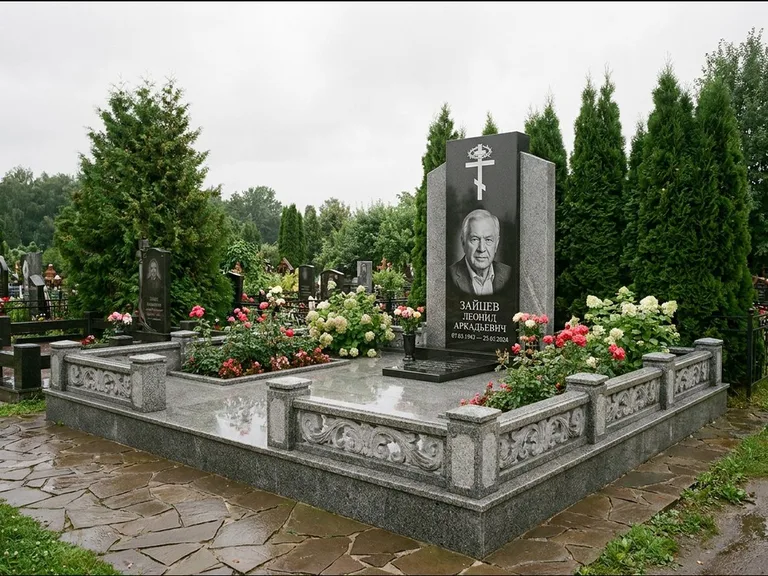 Памятник из чёрного гранита — стела с двумя портретами с крестом с рушником, работа «Богданов» в Волгограде