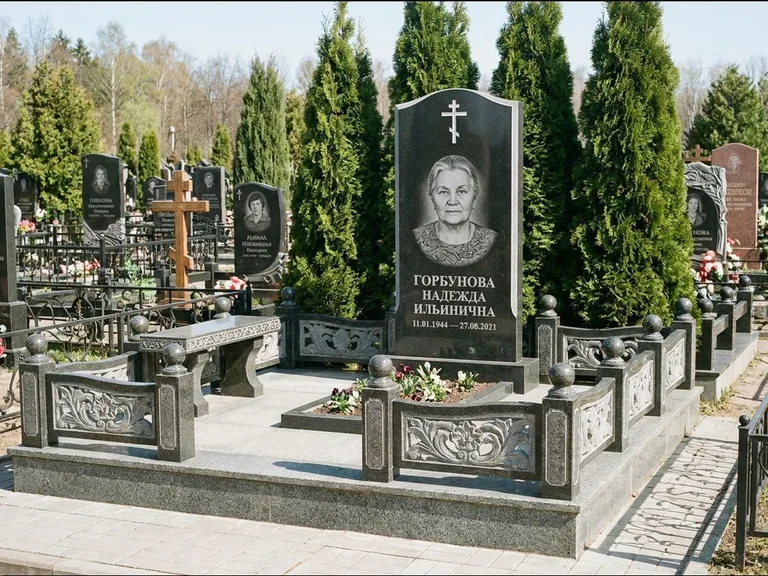 Памятник из чёрного гранита — стела с золочёным крестом с крестом с терновым венцом, работа «Селезнёва» в Волгограде