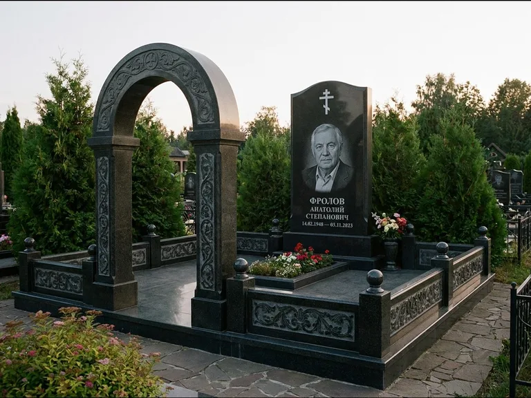 Памятник из чёрного гранита — высокая стела с процветшим крестом с православным восьмиконечным крестом, работа «Панкратов» в Волгограде