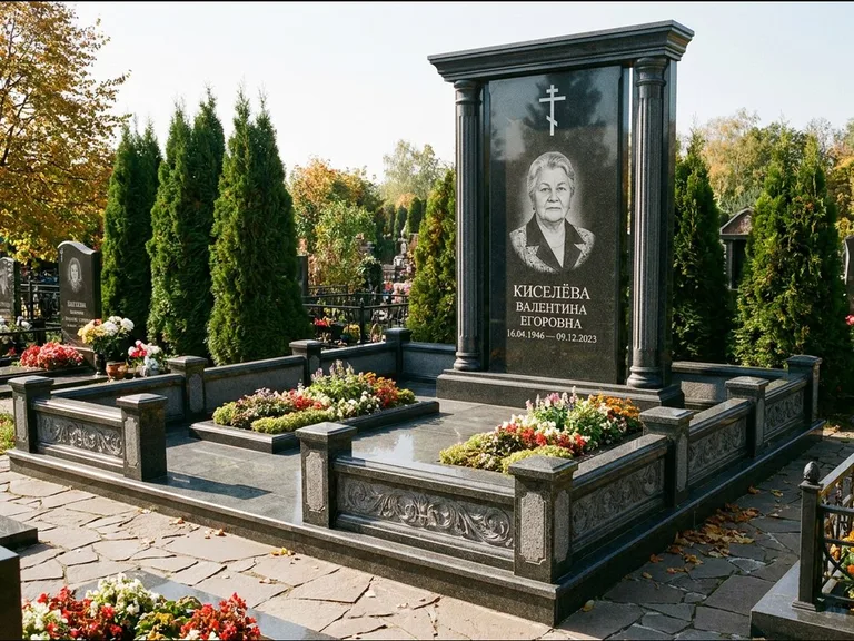 Памятник из чёрного гранита — стела с кельтским крестом с латинским крестом, работа «Ерофеева» в Волгограде