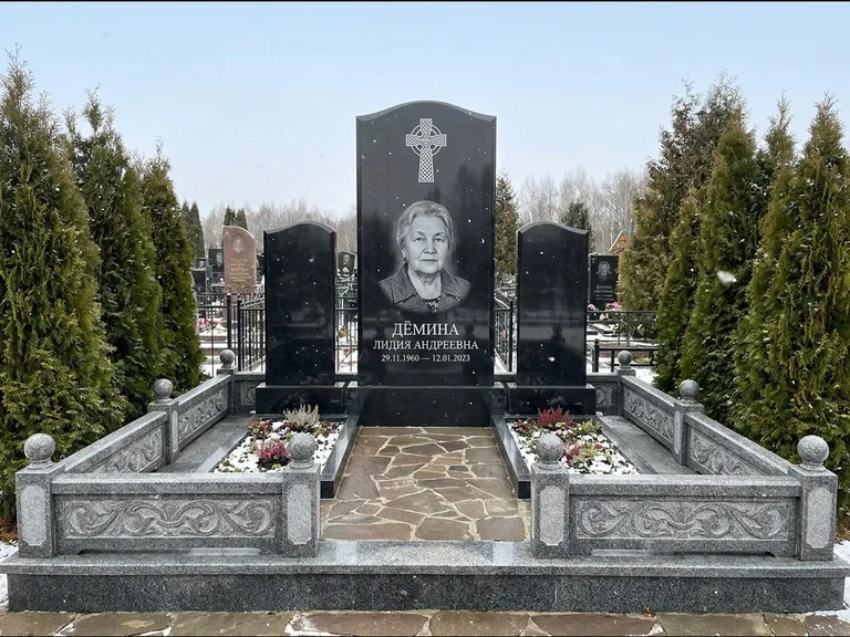 Памятник из чёрного гранита — стела с крестом и ветвью с кельтским крестом, работа «Лаврентьева» в Волгограде