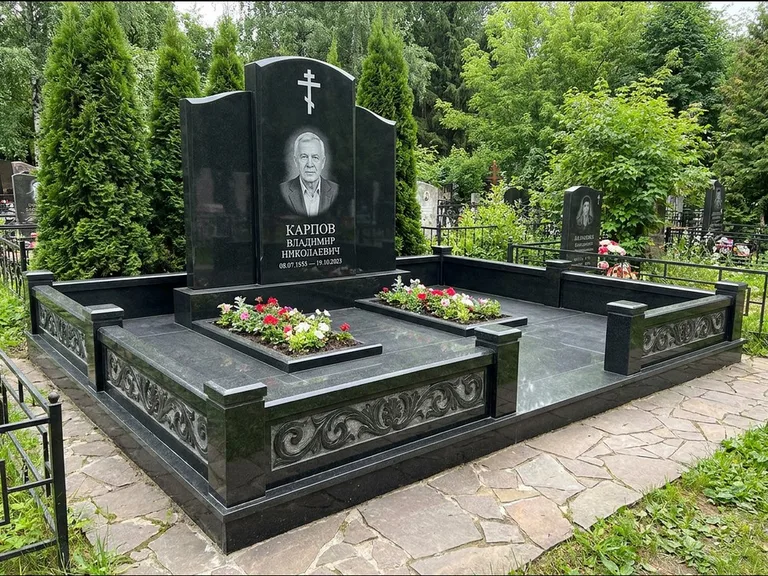 Памятник из чёрного гранита — двойная семейная стела с крестом на Голгофе, работа «Тихонов» в Волгограде