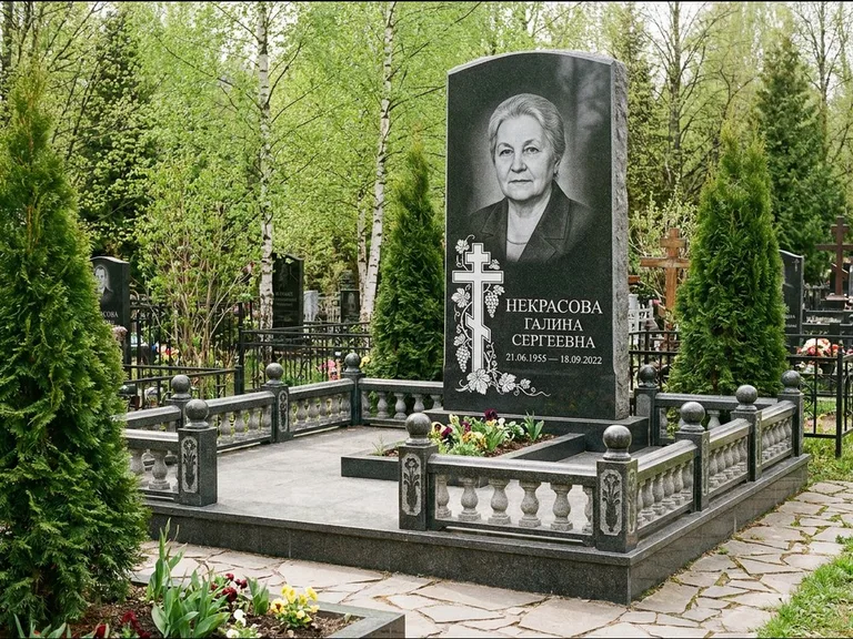 Памятник из чёрного гранита — стела с крестом и книгой с крестом с распятием, работа «Савельева» в Волгограде