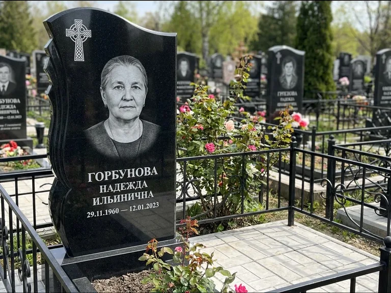 Памятник из чёрного гранита — высокий обелиск с кельтским крестом, работа «Одинцова» в Волгограде