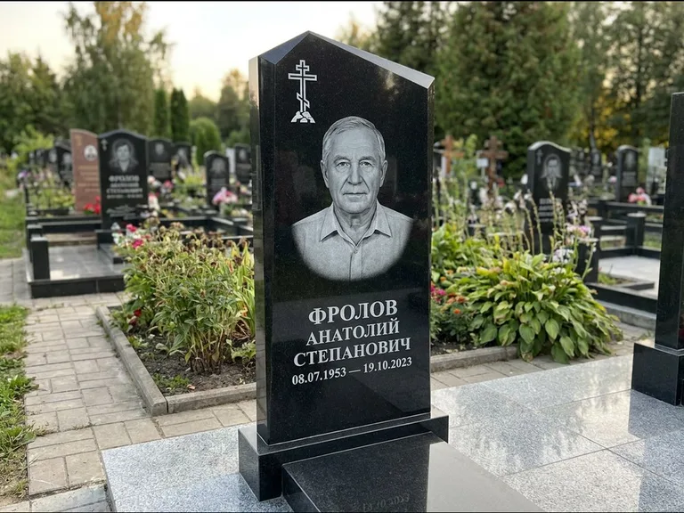 Памятник из чёрного гранита — стела со столиком и скамьёй с крестом на Голгофе, работа «Верещагин» в Волгограде