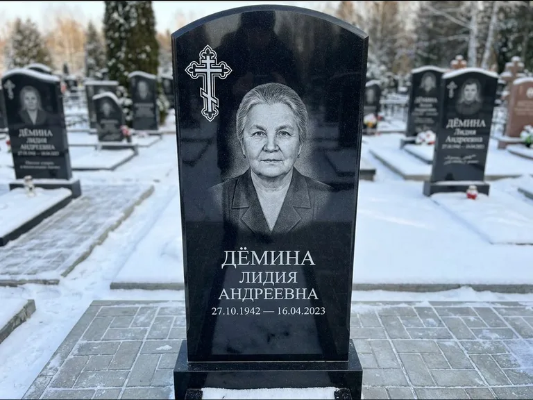 Памятник из чёрного гранита — стела домиком с крестом в лучах, работа «Селезнёва» в Волгограде