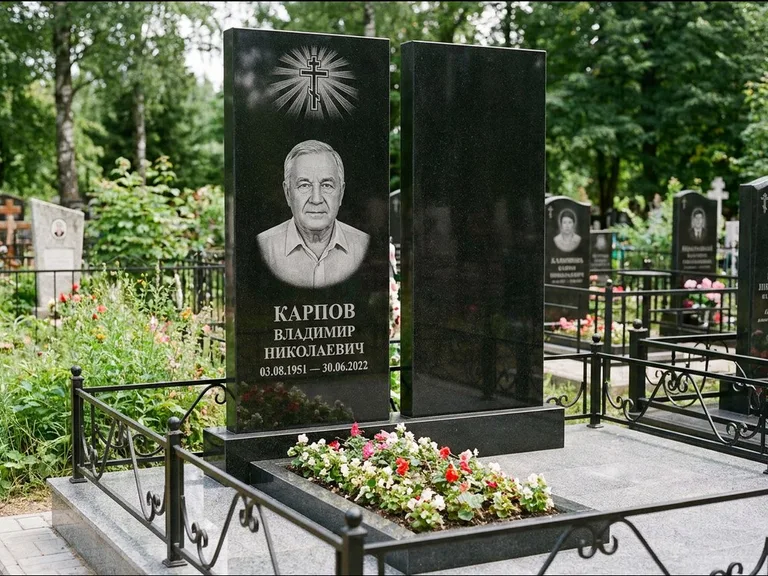 Памятник из чёрного гранита — ступенчатая стела с золочёным крестом, работа «Панкратов» в Волгограде