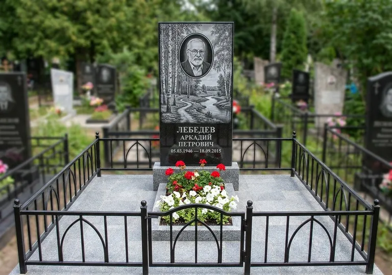 Памятник с гравировкой берёзовой рощи, портретом и надписью в Волгограде