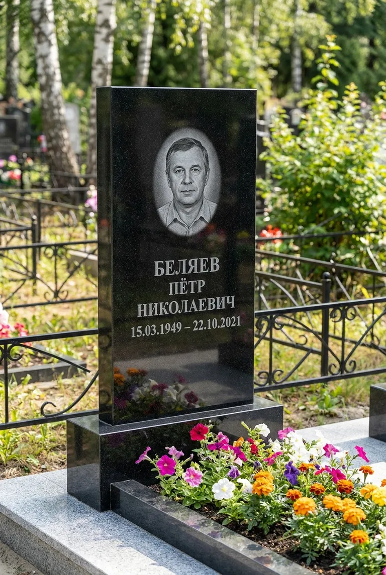 Вертикальный чёрный гранитный памятник под ключ с цветником в Волгограде