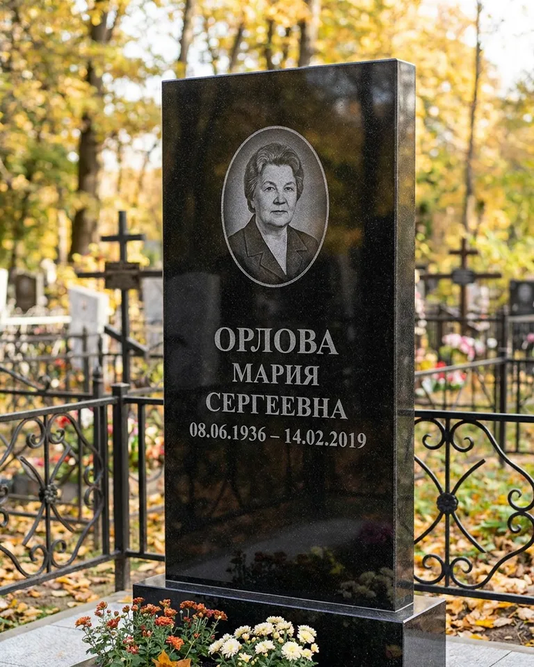 Вертикальный серый гранитный памятник под ключ, осень в Волгограде