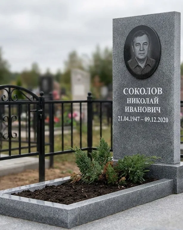 Чёрный памятник под ключ на гранитном цоколе в Волгограде