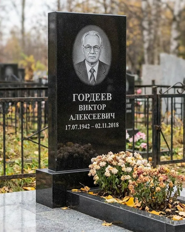 Памятник под ключ с гранитным цоколем и плиткой в Волгограде