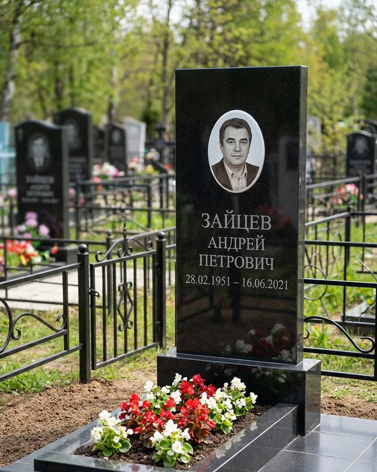 Памятник под ключ с гранитной вазой и цветами в Волгограде