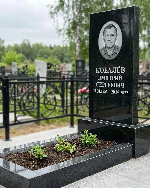 Горизонтальный серый памятник под ключ, осень в Волгограде