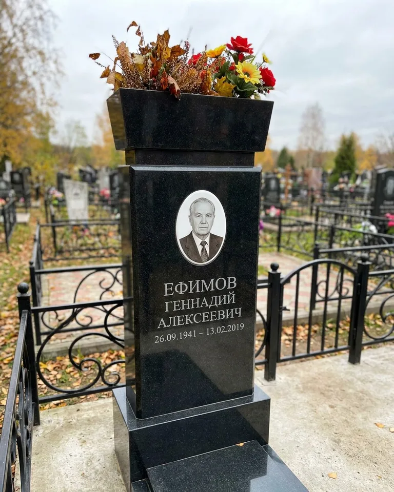 Двойной семейный памятник под ключ с портретами в Волгограде