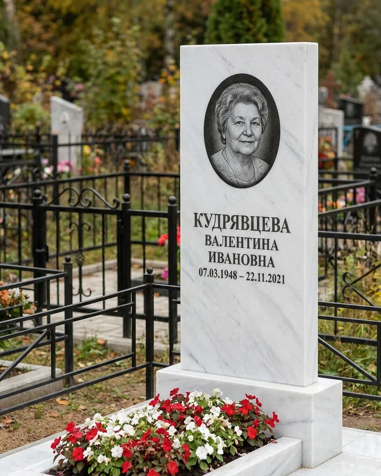 Двойной памятник под ключ с цоколем и плиткой в Волгограде