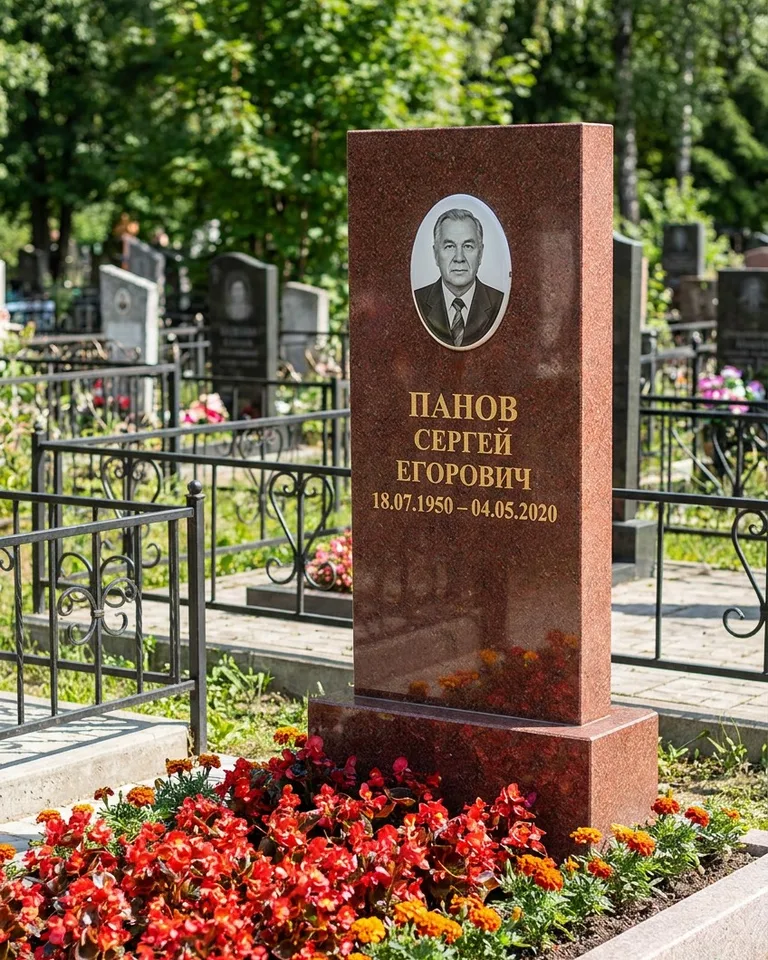 Двойной серый памятник под ключ с вазой в Волгограде